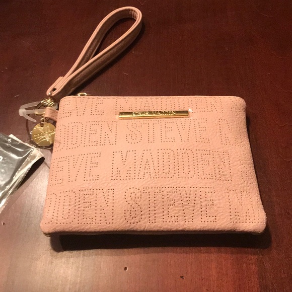 Steve Madden Handbags - 🎄LOWEST PRICE ON PM!🎄Steve Madden Wristlet NWT!